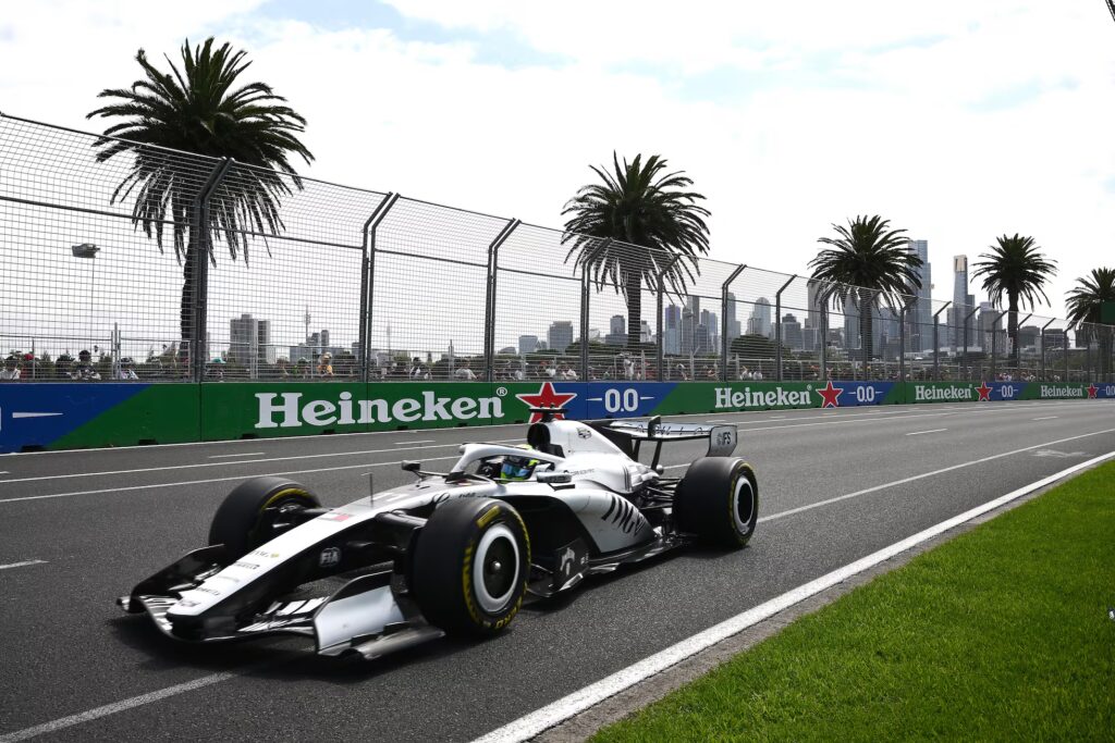 Así fue el debut de Checo Pérez con Cadillac en F1